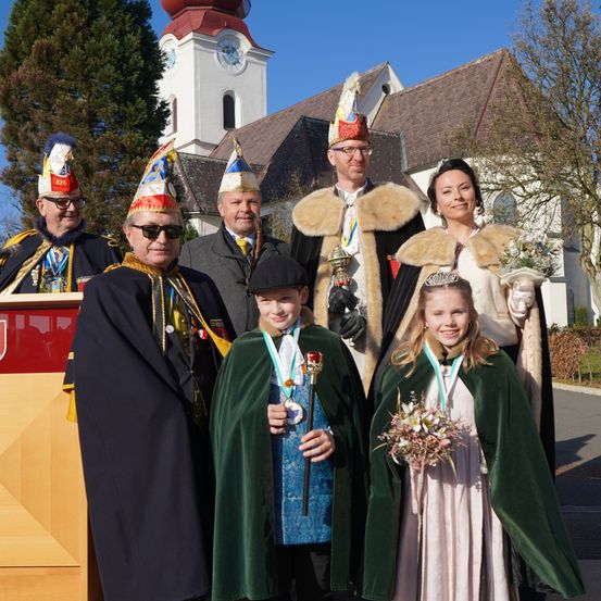 Bild enthält, People, Person, Flower, Flower Arrangement, Flower Bouquet, Adult, Male, Man, Dress, Formal Wear