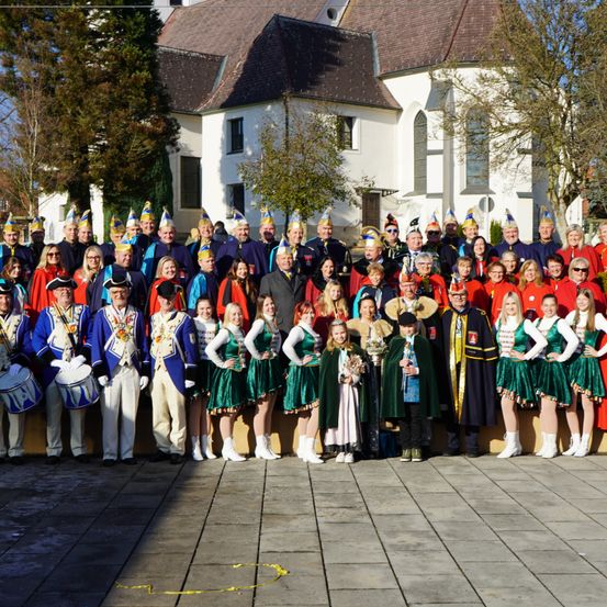 Bild enthält, People, Person, Clothing, Dress, Formal Wear, Skirt