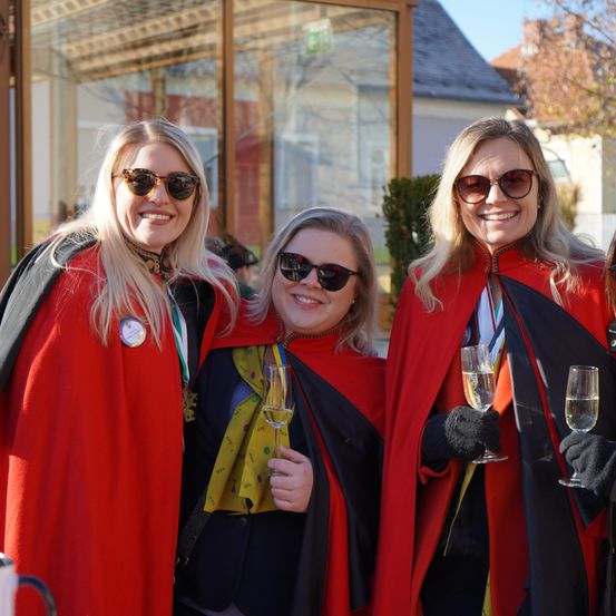 Bild enthält, Sunglasses, Coat, Adult, Female, Person, Woman, People, Glove, Fashion, Jacket