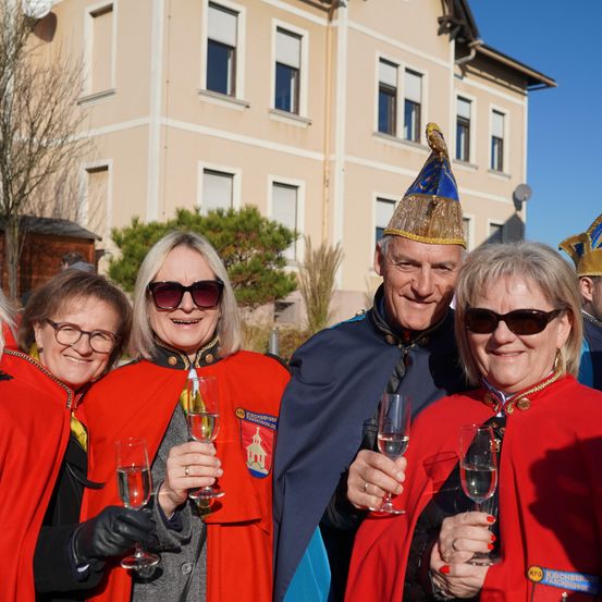 Bild enthält, Sunglasses, Adult, Female, Person, Woman, People, Hat, Male, Man, Face