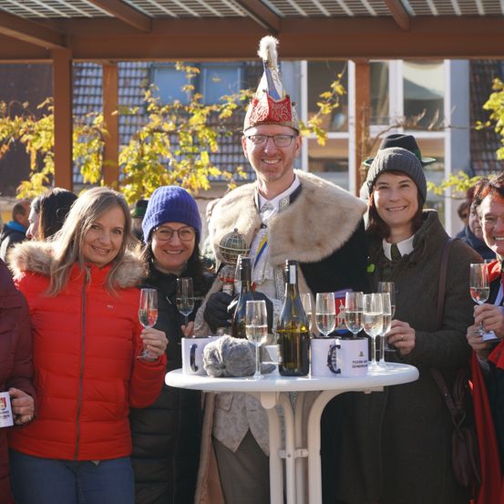 Bild enthält, Adult, Female, Person, Woman, People, Handbag, Glove, Glasses, Face, Outdoors