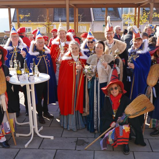 Bild enthält, People, Person, Adult, Female, Woman, Costume, Bride, Male, Man, Handbag