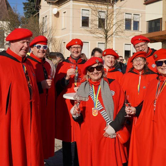 Bild enthält, People, Person, Adult, Female, Woman, Fashion, Coat, Male, Man, Portrait