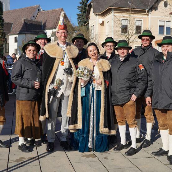 Bild enthält, Coat, Hat, Walkway, People, Person, Adult, Male, Man, Jacket, Bride