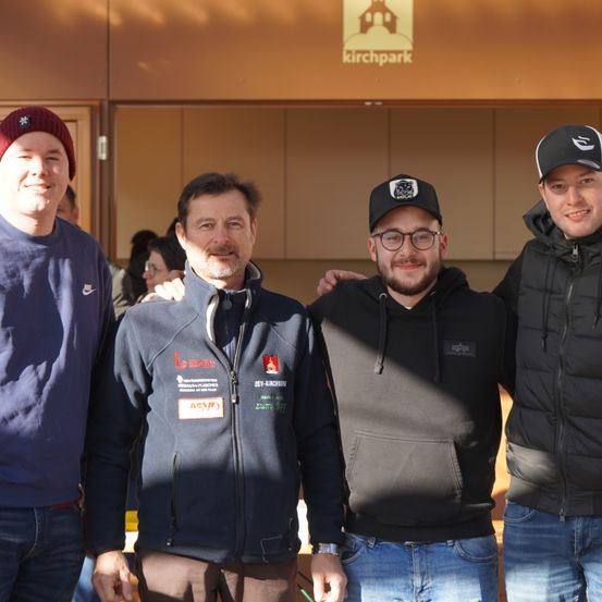 Bild enthält, Coat, Jacket, Cap, Hat, Pants, Baseball Cap, People, Person, Adult, Man