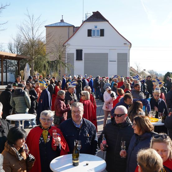 Bild enthält, Adult, Female, Person, Woman, People, Male, Man, Outdoors, Nature, Countryside