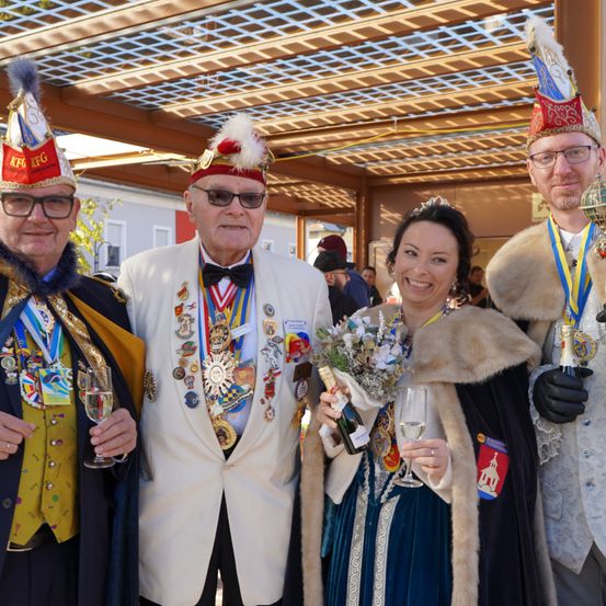 Bild enthält, People, Person, Flower Arrangement, Adult, Male, Man, Hat, Flower Bouquet, Glove, Face