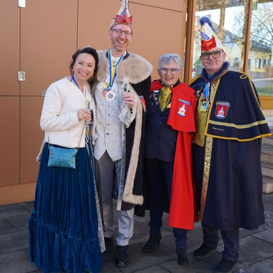 Bild enthält, Hat, People, Person, Walkway, Adult, Female, Woman, Flagstone, Costume, Man