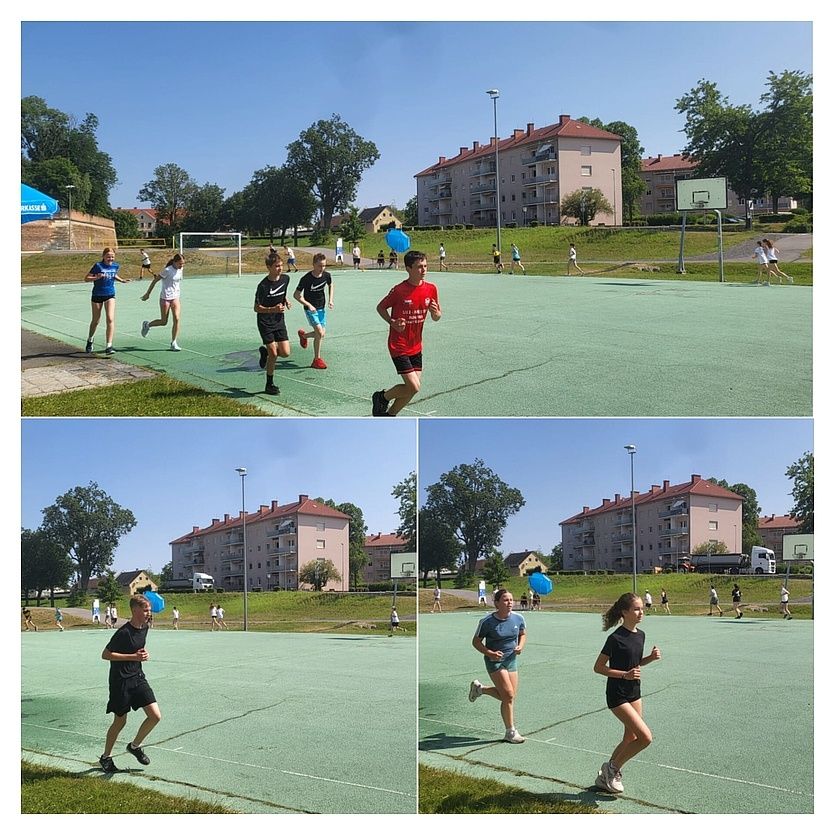 Vier Fotos zeigen Kinder, die auf einem Sportplatz mit Gebäuden im Hintergrund laufen. In jedem Foto sind Kinder zu sehen, die laufen und Luftballons halten.