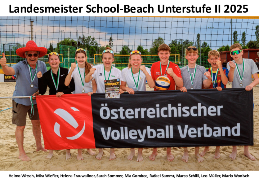 Eine Gruppe junger Leute steht am Strand und hält ein Banner mit der Aufschrift Osterreichischer Volleyball Verband. Sie tragen Medaillen und lächeln. Sie posieren für ein Foto.