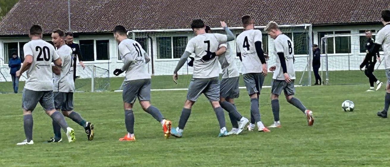 Bild enthält, Soccer Ball, Shoe, Boy, Male, Person, Teen, People, Adult, Man, Glove