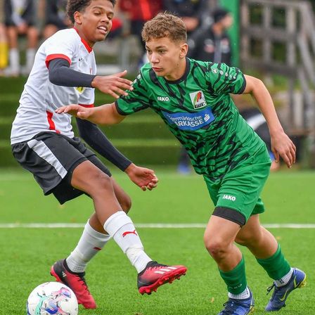 Bild enthält, Football, Soccer, Soccer Ball, Sport, Person, Clothing, Footwear, Shoe, Playing Soccer