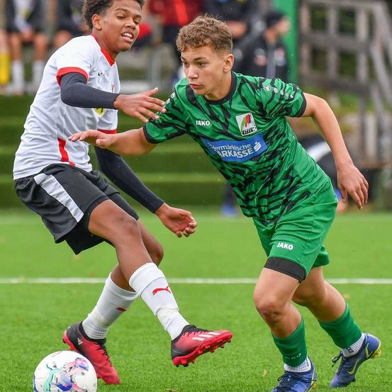 Bild enthält, Football, Soccer, Soccer Ball, Sport, Person, Clothing, Footwear, Shoe, Playing Soccer