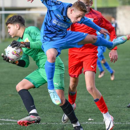 Bild enthält, Glove, Football, Soccer, Soccer Ball, Person, Shoe, People, Boy, Child, Male