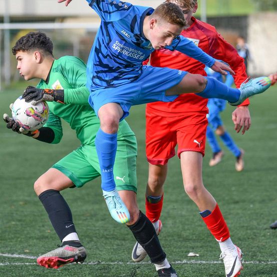 Bild enthält, Glove, Football, Soccer, Soccer Ball, Person, Shoe, People, Boy, Child, Male