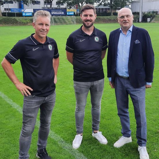 Bild enthält, Groupshot, Person, People, Adult, Male, Man, Grass, Coat, Field, Glasses