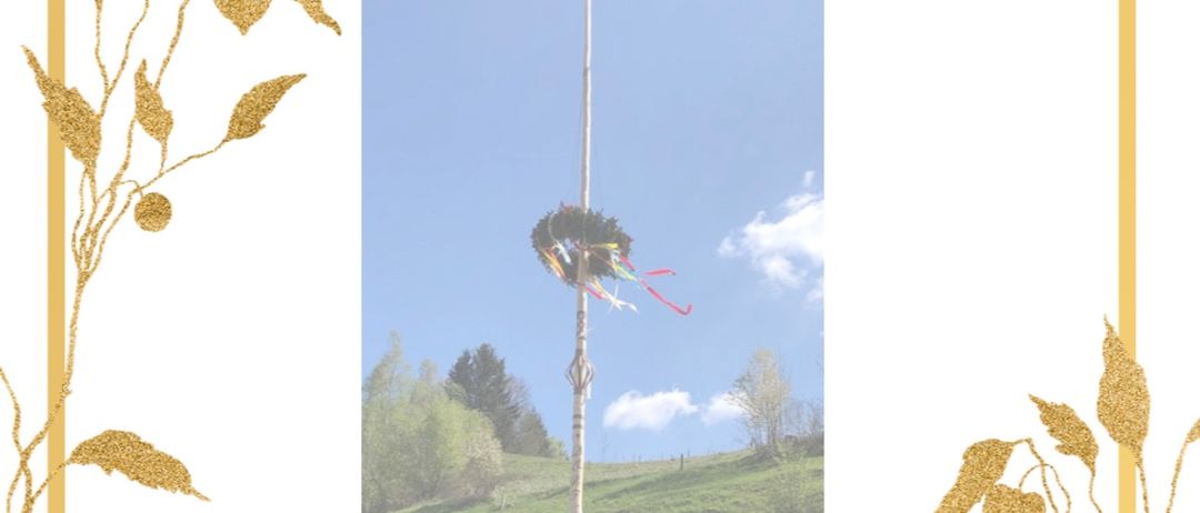 Plakat für die Rettegg-Feistritzwald-Feier am 10. Oktober 2025. Zeigt einen hohen Pfahl mit einem Kranz und Bändern vor einem grünen Hügel.