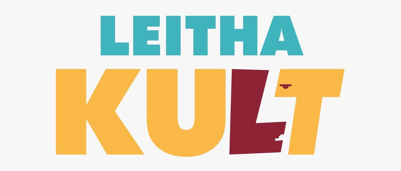 Das Bild zeigt ein farbenfrohes Logo mit einem Gesicht, das gelbe, blaue und rote Merkmale aufweist. Über dem Gesicht steht 'LeiTha' in Blau. Darunter steht 'KULT' in einer Mischung aus Gelb und Rot.