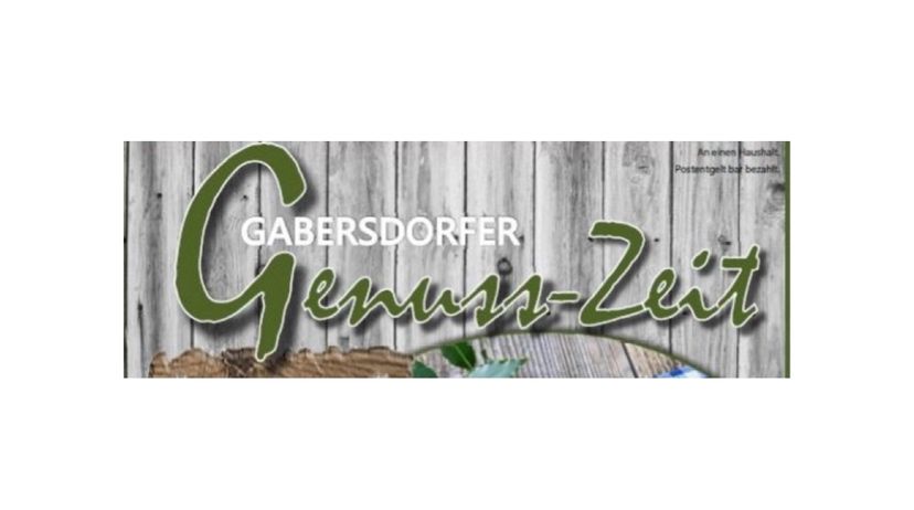 Ein Holzschild zeigt 'Gabersdorfer Genuss-Zeit'. Der Hintergrund ist eine Holzstruktur.