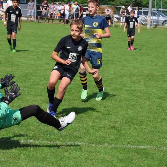 Bild enthält, Glove, Person, Boy, Child, Male, Teen, Shoe, Car, People
