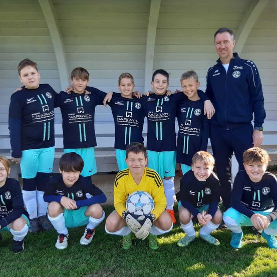 Bild enthält, People, Person, Soccer Ball, Groupshot, Boy, Child, Male, Adult, Man, T-Shirt