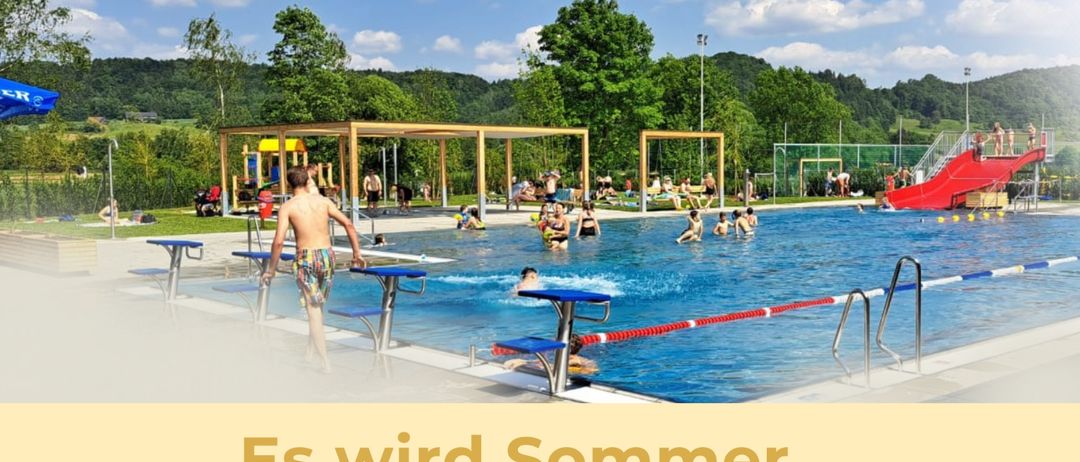 Werbeplakat für ein Familienschwimmbad in Kirchbach mit Schwimmenden, einer roten Rutsche und klarem Himmel. Der Text kündigt fantastisches Schwimmvergnügen ab morgen an.