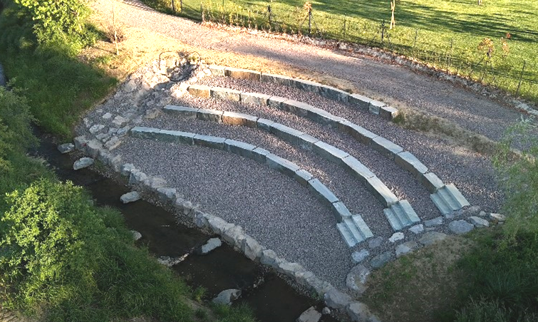 Bild enthält, Road, Outdoors, Aerial View, Amphitheatre, Arena, Housing