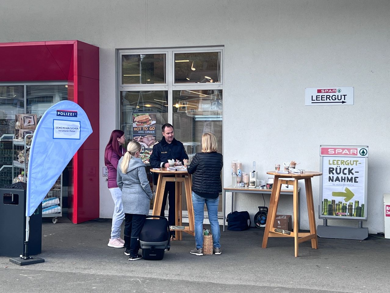 Bild enthält, Jeans, Burger, Adult, Male, Man, Person, Coat, Shoe, Kiosk, Restaurant