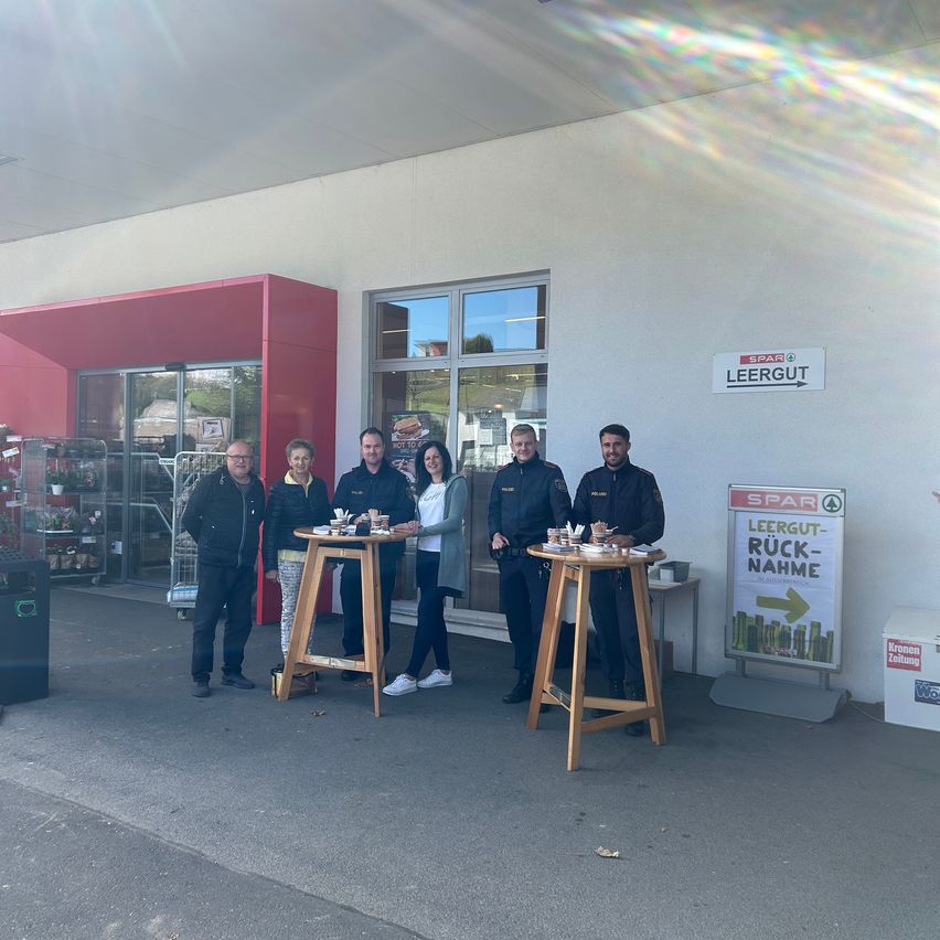 Bild enthält, Table, Plywood, Wood, Restaurant, Person, Adult, Male, Man, People, Advertisement