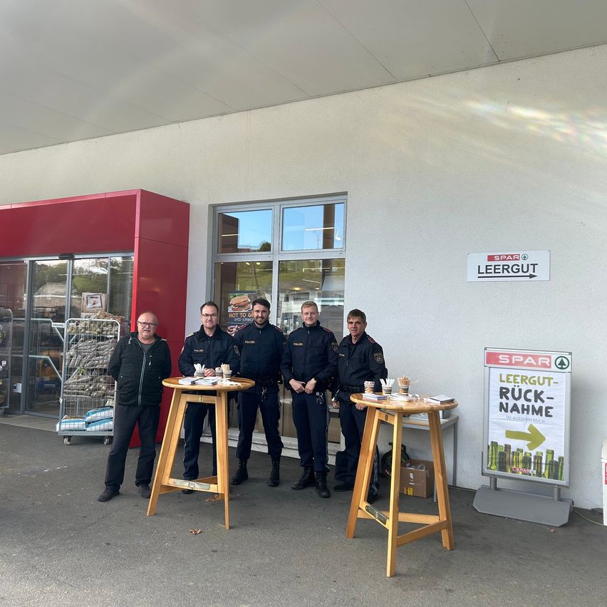 Bild enthält, Adult, Male, Man, Person, Furniture, Table, People, Wood, Desk, Groupshot