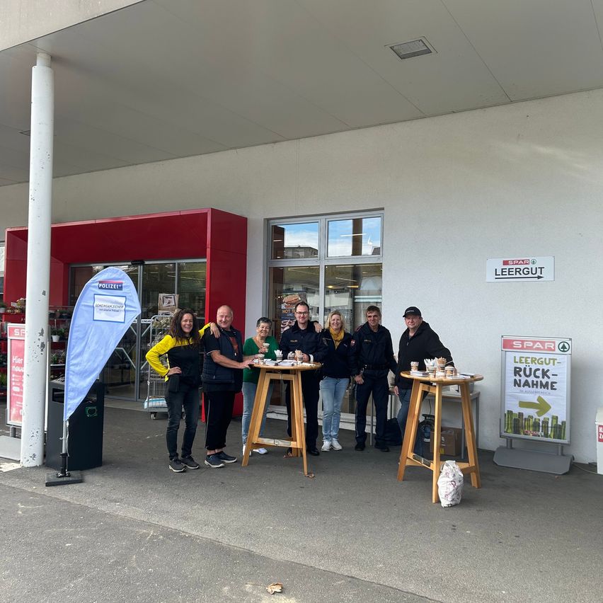 Bild enthält, Person, Adult, Male, Man, Plywood, Wood, Desk, Table, Building, Advertisement