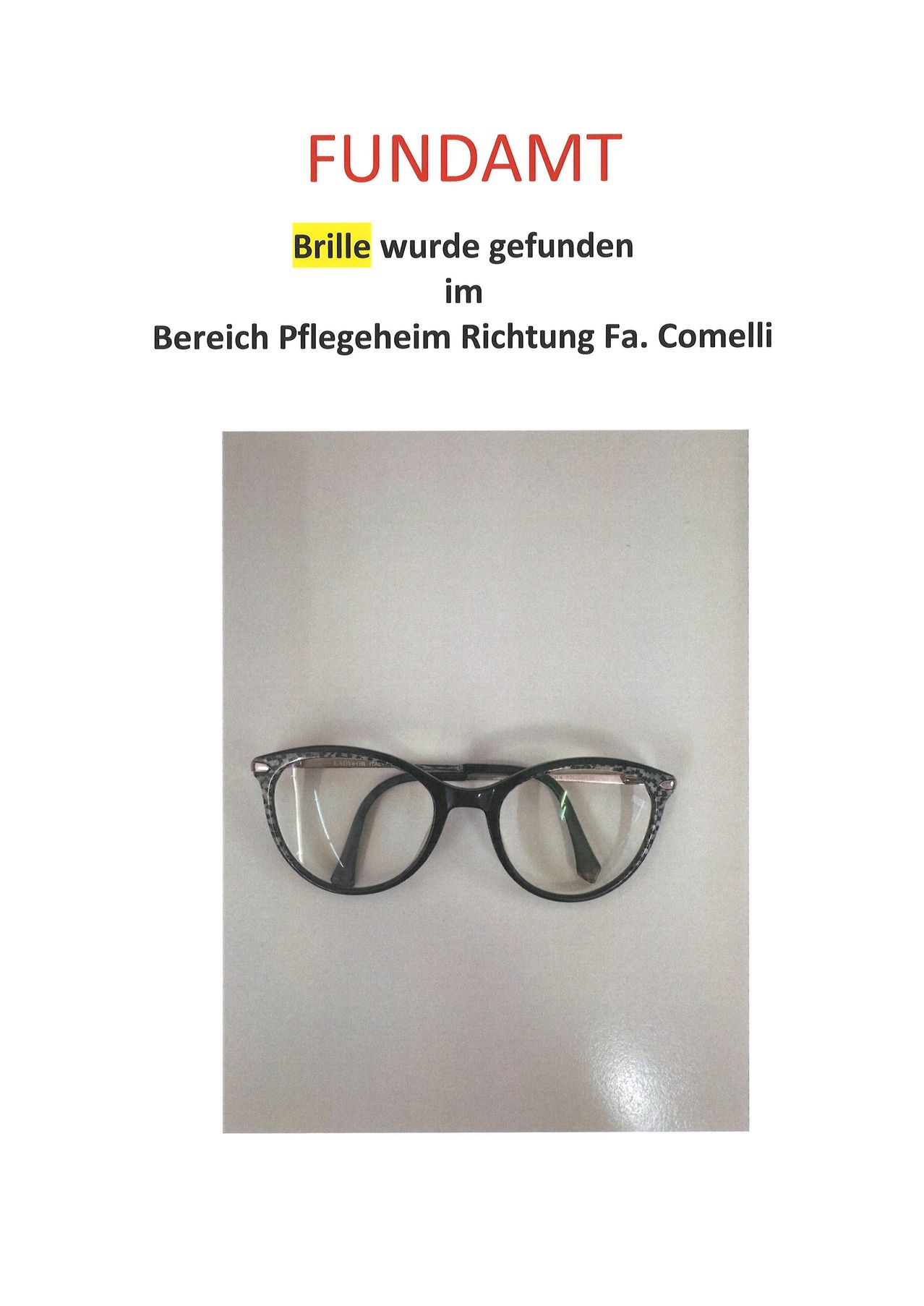 Das Bild zeigt eine Brille auf einer weißen Oberfläche. Über der Brille befindet sich ein gelber Text, der lautet 'Brille wurde gefunden im Bereich Pflegeheim Richtung Fa. Comelli.' Es zeigt an, dass die Brille im Bereich des Pflegeheims in Richtung Fa. Comelli gefunden wurde.