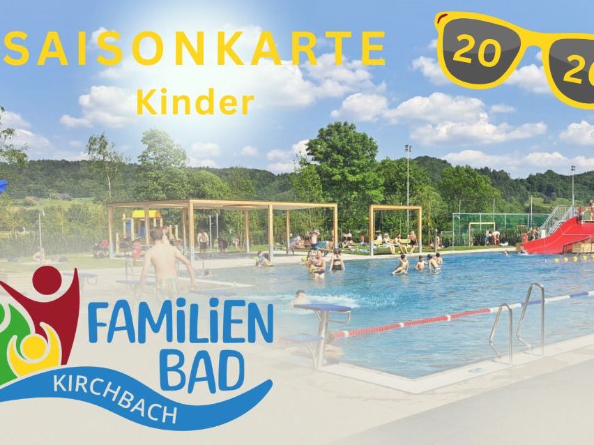 Ein Freibad mit mehreren Kindern, die schwimmen und spielen, umgeben von Bäumen und einer roten Rutsche. Das Bild hat einen Wasserzeichen mit dem Text 'Familien Bad Kirchbach'.