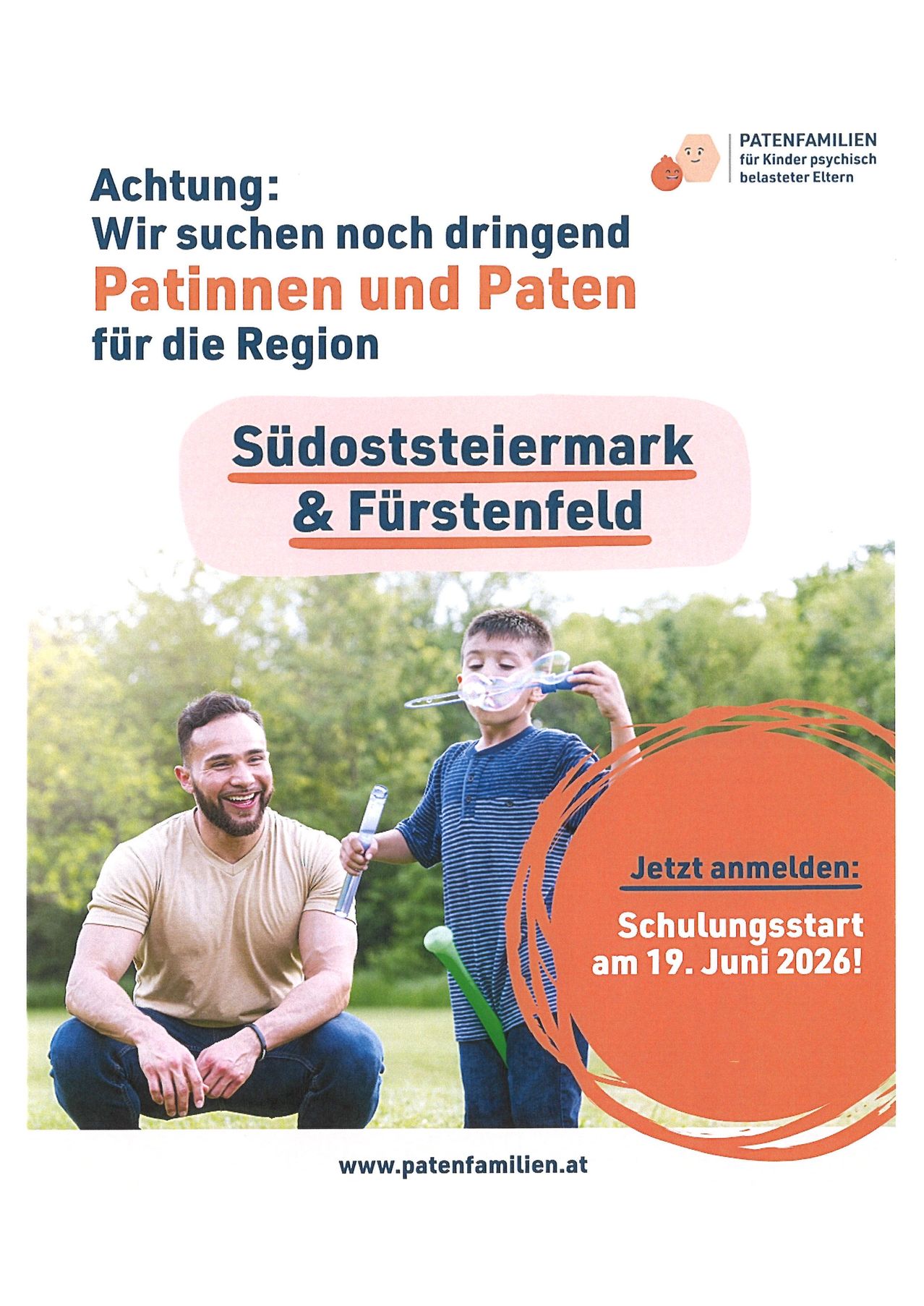 Plakat mit einem Mann und einem Jungen, die Seifenblasen blasen. Der Mann kniet, lächelt. Text: Achtung: Wir suchen dringend Eltern und Erziehungsberechtigte für die Region. Beginn: 19. Juni 2026!