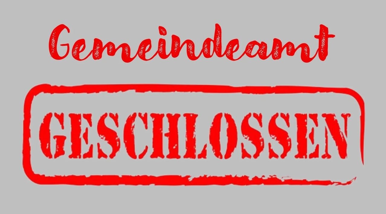 Ein roter, handgeschriebener Text 'meindream' und 'schloss' wird auf einem grauen Hintergrund angezeigt. Der Text 'schloss' steht unter dem Wort 'meindream'. Der Text ist in schräger Position geschrieben.