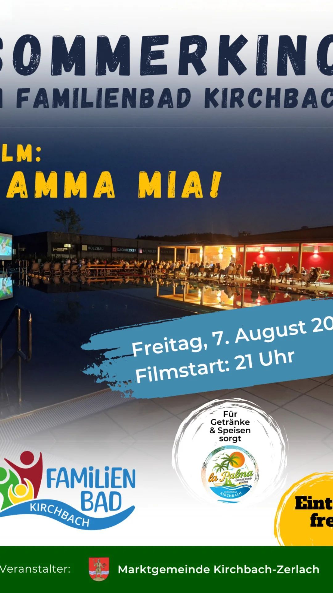 Eine Freiluft-Kinoveranstaltung bei Nacht mit dem Film 'Amma Mia!' mit Pool, Sitzbereichen und Getränke- und Essensservice. Das Datum ist Freitag, 7. August, Beginn um 21 Uhr.