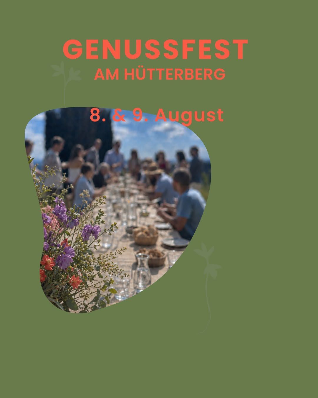 Ein Plakat für das Genussfest am Hutterberg, das einen langen Tisch mit Menschen zeigt, die um ihn herum sitzen und essen und trinken. Das Event ist für den 8. und 9. August geplant.