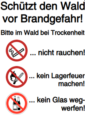 Ein Schild in Deutsch warnt vor Rauchen, Lagerfeuer machen und Wegwerfen von Glas im Wald, um Brandgefahren vorzubeugen.