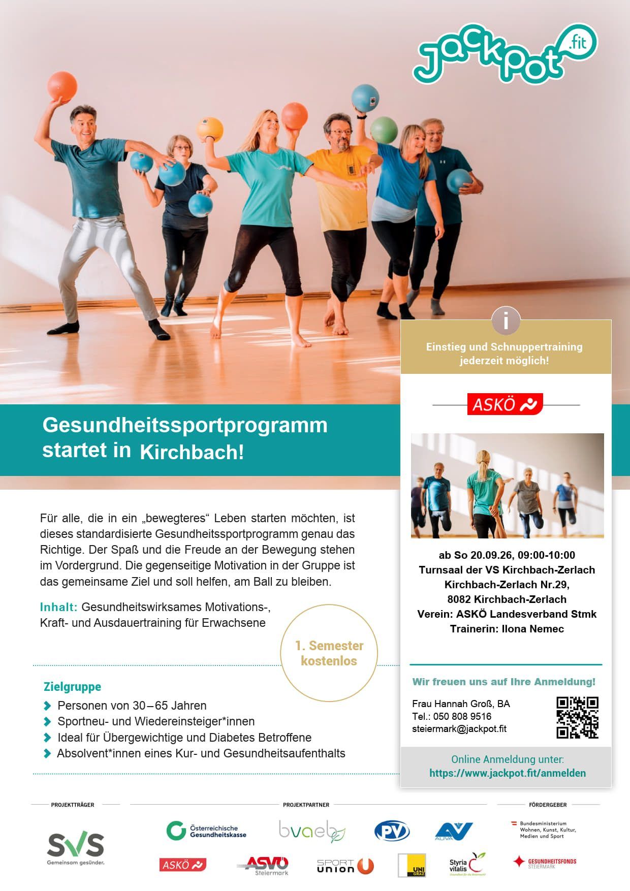 Eine Gruppe von Menschen in einem Fitnessstudio, gekleidet in Trainingskleidung, ist an einem Fitnesskurs beteiligt. Sie halten blaue Bälle und scheinen eine Art von Übung zu machen. Das Bild enthält Text auf Deutsch und Englisch, der ein Gesundheits- und Fitnessprogramm bewirbt.