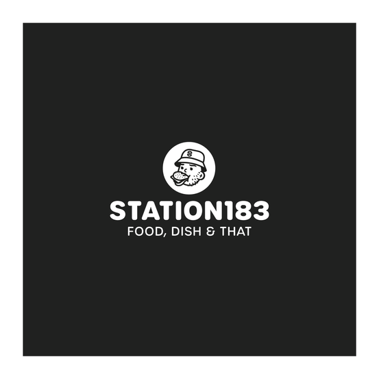 Ein schwarzer Hintergrund mit dem Station183-Logo in Weiß. Das Logo zeigt einen Mann, der eine Mütze trägt und einen Sandwich isst. Unter dem Logo steht der Text 'ESSEN, GESCHIRRE & DAS'.
