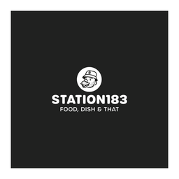 Ein schwarzer Hintergrund mit dem Station183-Logo in Weiß. Das Logo zeigt einen Mann, der eine Mütze trägt und einen Sandwich isst. Unter dem Logo steht der Text 'ESSEN, GESCHIRRE & DAS'.
