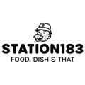 Das Logo für Station183 zeigt eine Comic-Figur mit Mütze, die Essen isst. Der Text lautet 'Essen, Gericht & Das.'