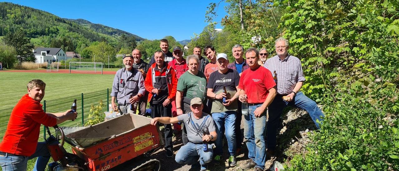Bild enthält, People, Person, Outdoors, Pushing, Adult, Male, Man, Nature, Jeans, Groupshot
