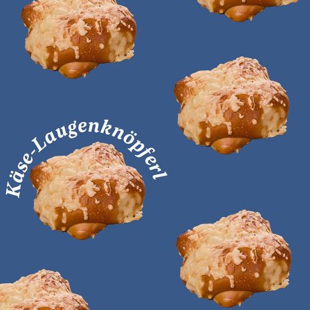 Auf einem blauen Hintergrund sind mehrere Käse-Pretzels mit geschmolzenem Käse oben und Sesam bestreut zu sehen. Der Text 'Käse-Laugenknöpferl' ist in der Mitte sichtbar.
