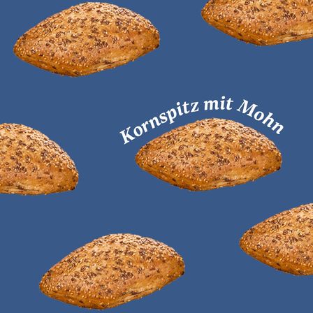 Ein blauer Hintergrund mit sechs Stücken Mohnbrot in einem Muster angeordnet. Jedes Stück hat eine hellbraune Kruste mit sichtbaren Mohnsamen.