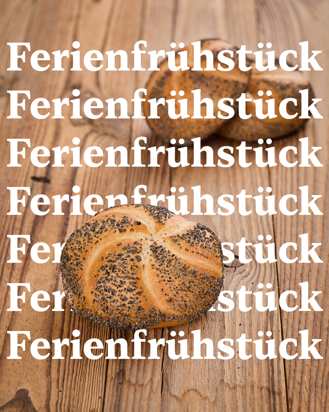 Ein Nahaufnahme eines Sesambrötchens mit dem Wort 'Ferienfruhstuck' in weißer Schrift auf einem hölzernen Hintergrund.
