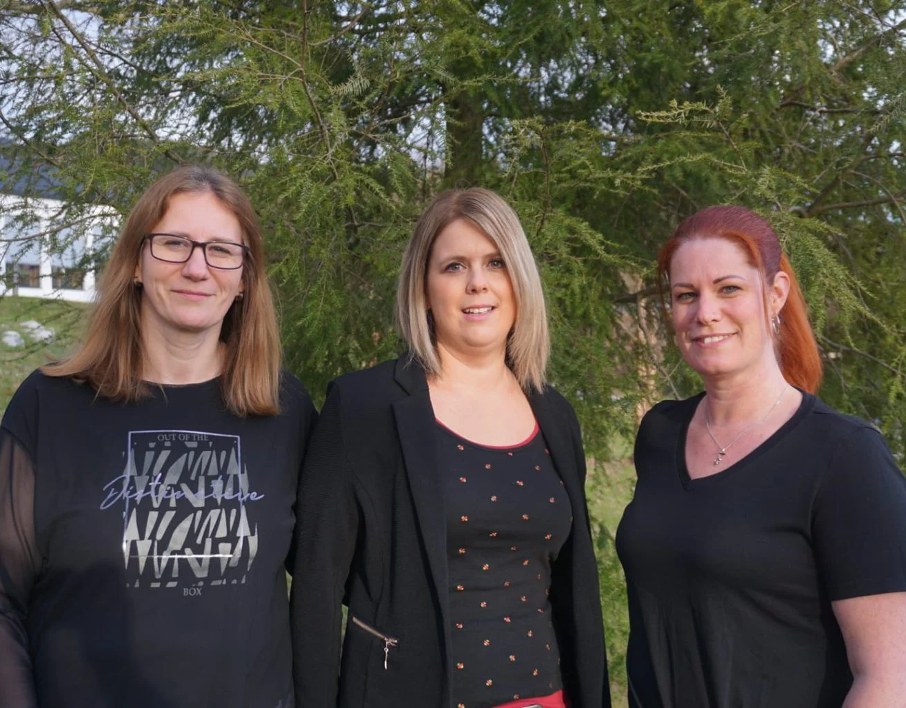 Bild enthält, T-Shirt, Blouse, Blazer, Person, Portrait, Long Sleeve, Tree, People, Adult, Woman