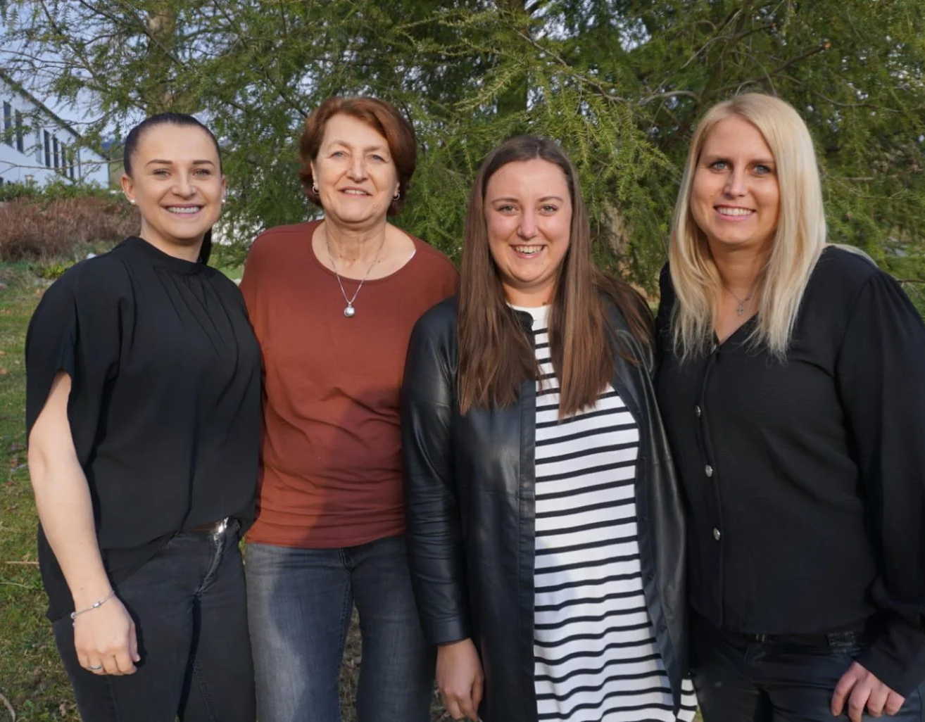 Bild enthält, Coat, Jacket, Groupshot, Person, Adult, Female, Woman, People, Jeans, Pants