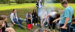 Bild enthält, Female, Girl, Person, Teen, Adult, Male, Man, Bbq, Cooking, Jeans