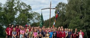 Bild enthält, People, Person, Grass, Park, Vegetation, Land, Tree, Woodland, Shorts, Portrait